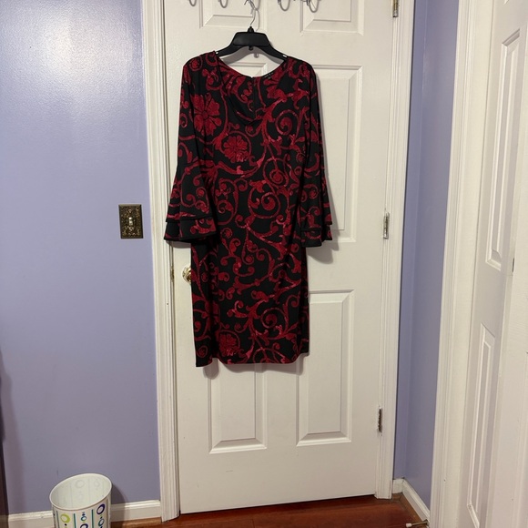 Elegant Red and Black Floral Dress - Picture 5 of 5